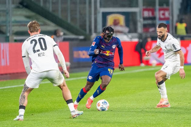 28 11 2025, Soccer 1 Bundesliga, Season 2025 2026, Matchday 12, Borussia Moenchengladbach RB Leipzig at Borussia Park in Moenchengladbach duel between Luca Netz Borussia Moenchengladbach, 20 , Yan Diomonde RB Leipzig, 49 and Franck Honorat Borussia Moenchengladbach, 09 Important note In accordance with the regulations of the DFL German Football League and the DFB German Football Association, it is prohibited to utilize or have utilized photographs taken in the stadium and or of the match in the form of sequential images and or video-like photo series Foto Kirchner Media Thomas Haesler Copyright: xKirchner-Media ThomasxHaeslerx