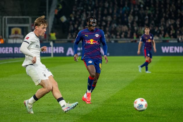 28 11 2025, Soccer 1 Bundesliga, Season 2025 2026, Matchday 12, Borussia Moenchengladbach RB Leipzig at Borussia Park in Moenchengladbach Yan Diomonde RB Leipzig, 49 cannot reach the return pass from Luca Netz Borussia Moenchengladbach, 20 Important note According to the regulations of the DFL German Football League and the DFB German Football Association, it is prohibited to use or have used photographs taken in the stadium or of the match in the form of sequential images or video-like photo series Foto Kirchner Media Thomas Haesler Copyright: xKirchner-Media ThomasxHaeslerx