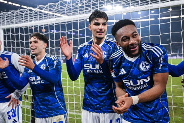 28 11 2025, Football, 2 Bundesliga, Season 2025 2026, Matchday 14, FC Schalke 04 SC Paderborn, Mertcan Ayhan FC Schalke 04 , Moussa Sylla FC Schalke 04 xRHR PHOTO YYx Copyright: KROEGER RHR-FOTOx RHR-FOTO YY