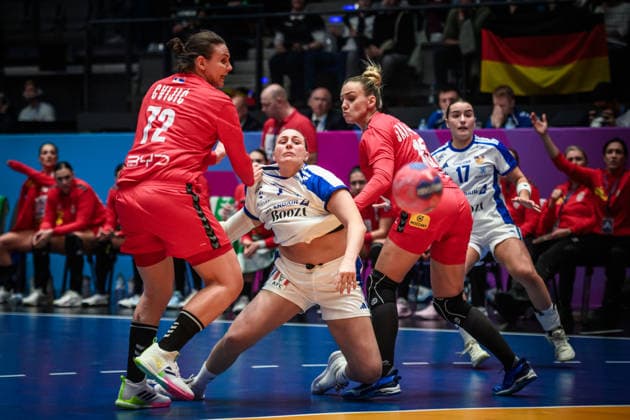 Diana Doegg Magnusdottir Iceland, 07 between Dragana Cvijic Serbia, 72 and Andela Janjusevic Serbia, 15 , re GER, Serbia Iceland, Handball World Championship, Preliminary Round, Group C, 28 11 2025 GER, Serbia Iceland, Handball World Championship, Preliminary Round, Group C, 28 11 2025 Stuttgart Copyright: xSandyxDinkelackerx EP_SDR