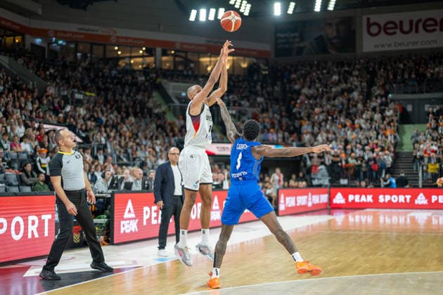 Louis Olinde Germany, 16 , Khadeen Carrington Israel, 03 , GER, Germany vs Isreal, FIBA, Basketball, World Cup 2027 European Qualifiers, Country Match, Round 1, Group E, 28 11 2025, GER, Germany vs Isreal, FIBA, Basketball, World Cup 2027 European Qualifiers, Country Match, Round 1, Group E, 28 11 2025 Neu Ulm Copyright: xEibner-Pressefotox EP_EER