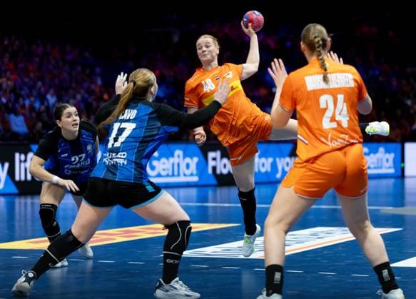 ROTTERDAM - Dione Housheer in action during the World Cup handball match in Group E between the Netherlands and Argentina at Ahoy Rotterdam. ANP IRIS VAN DEN BROEK xVIxANPxSportx xxANPxIVx 543317841 originalFilename: 543317841.jpg