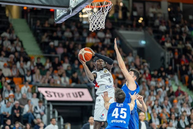Isaac Bonga Germany, 00 , Tamir Blatt Israel, 45 , GER, Germany vs Isreal, FIBA, Basketball, World Cup 2027 European Qualifiers, Country Match, Round 1, Group E, 28 11 2025, GER, Germany vs Isreal, FIBA, Basketball, World Cup 2027 European Qualifiers, Country Match, Round 1, Group E, 28 11 2025 Neu Ulm Copyright: xEibner-Pressefotox EP_EER