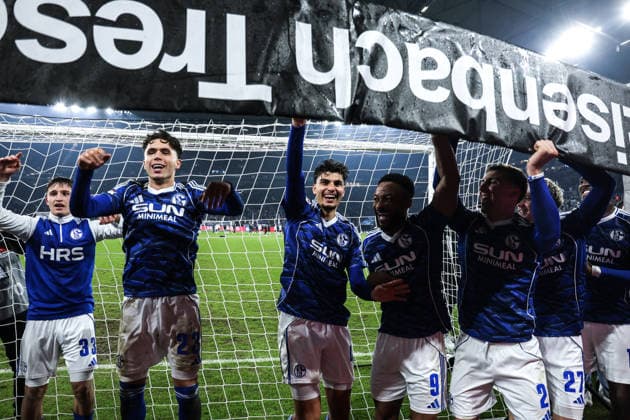 Sport, Football, 2 Bundesliga Season 2025 2026 14 Matchday FC Schalke 04 SC Paderborn 07 28 11 2025, VELTINS Arena The players of FC Schalke 04 are happy about the victory after the match Gelsenkirchen VELTINS Arena Nordrhein Westfalen Germany