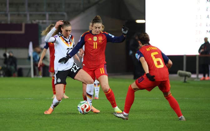 28 11 2025, Football, Women, UEFA Women s Nations League Final 2025, Germany Spain, Jule Brand Germany Alexia Putellas Spain Kaiserslautern Fritz Walter Stadium Rhineland-Palatinate Germany DEU Copyright: xFabianxKleerx