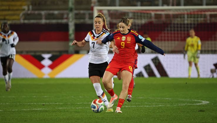 28 11 2025, Football, Women, UEFA Women s Nations League Final 2025, Germany Spain, Giulia Gwinn Germany Esther Gonzalez Spain Kaiserslautern Fritz Walter Stadium Rhineland-Palatinate Germany DEU Copyright: xFabianxKleerx