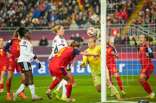 Football UEFA Women s Nations League, Final Match 1, Germany Spain on 28 11 2025 in Kaiserslautern Fritz Walter Stadion , Germany, Season 2025 2026 Cata Coll 13, ESP saves a dangerous header from Rebecca Knaak 4, GER Kaiserslautern Fritz Walter Stadion Germany Copyright: xChristophxKinzingerx