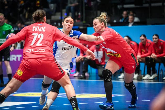 Elisa Eliasdottir (Island, 14) in der Zange von Dragana Cvijic (Serbien, 72), li. und Andela Janjusevic (Serbien, 15), re. GER, Serbien - Island, Handball Weltmeisterschaft, Vorrunde, Gruppe C, 28.11.2025 GER, Serbien - Island, Handball Weltmeisterschaft, Vorrunde, Gruppe C, 28.11.2025 Stuttgart Copyright: xSandyxDinkelackerx EP_SDR