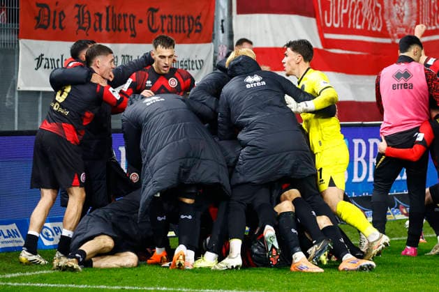 28.11.2025, xavx, Fussball 3.Liga, SV Wehen Wiesbaden - Erzgebirge Aue v.l. Nikolas Agrafiotis (SV Wehen Wiesbaden) celebrate the goal, Der Torjubel zum 3:1 (DFL DFB REGULATIONS PROHIBIT ANY USE OF PHOTOGRAPHS as IMAGE SEQUENCES and or QUASI-VIDEO) Wiesbaden