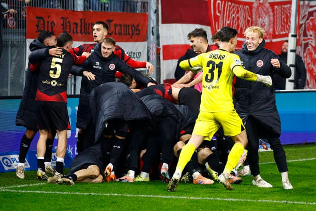 28.11.2025, xavx, Fussball 3.Liga, SV Wehen Wiesbaden - Erzgebirge Aue v.l. Nikolas Agrafiotis (SV Wehen Wiesbaden) celebrate the goal, Der Torjubel zum 3:1 (DFL DFB REGULATIONS PROHIBIT ANY USE OF PHOTOGRAPHS as IMAGE SEQUENCES and or QUASI-VIDEO) Wiesbaden