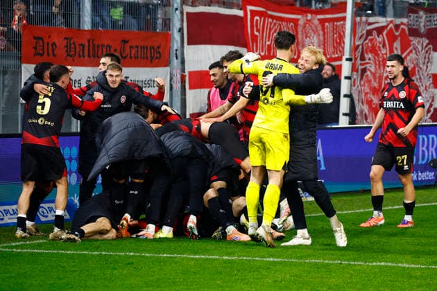28.11.2025, xavx, Fussball 3.Liga, SV Wehen Wiesbaden - Erzgebirge Aue v.l. Nikolas Agrafiotis (SV Wehen Wiesbaden) celebrate the goal, Der Torjubel zum 3:1 (DFL DFB REGULATIONS PROHIBIT ANY USE OF PHOTOGRAPHS as IMAGE SEQUENCES and or QUASI-VIDEO) Wiesbaden