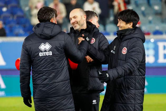 28.11.2025, xavx, Fussball 3.Liga, SV Wehen Wiesbaden - Erzgebirge Aue v.l. Trainer Daniel Scherning (SV Wehen Wiesbaden) jubeln jubelt nach Spielende. (DFL DFB REGULATIONS PROHIBIT ANY USE OF PHOTOGRAPHS as IMAGE SEQUENCES and or QUASI-VIDEO) Wiesbaden