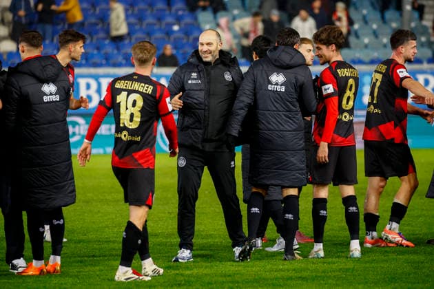 28.11.2025, xavx, Fussball 3.Liga, SV Wehen Wiesbaden - Erzgebirge Aue v.l. Trainer Daniel Scherning (SV Wehen Wiesbaden) jubeln jubelt nach Spielende. (DFL DFB REGULATIONS PROHIBIT ANY USE OF PHOTOGRAPHS as IMAGE SEQUENCES and or QUASI-VIDEO) Wiesbaden