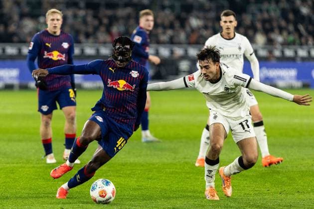 1 Bundesliga Borussia Mönchengladbach RB Leipzig 28 11 2025 Yan Diomande RB Leipzig, 49 , Jens Castrop Borussia Mönchengladbach, 17 1 Bundesliga Borussia Mönchengladbach RB Leipzig Borussia Park, Mönchengladbach 28 11 2025 DFL regulations prohibit any use of photographs as image sequences and or quasi video Copyright: xBEAUTIFULxSPORTS Buriakovx
