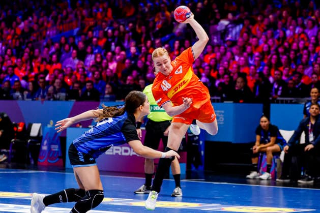 27th IHF Women s Handball World Championship, WM, Weltmeisterschaft - Preliminary Round - Netherlands vs Argentina, Netherlands Dione Housheer of the Netherlands throw the ball during the 27th IHF Women s Handball World Championship - Preliminary Round match between the Netherlands and Argentina at the Ahoy in Rotterdam, Netherlands, November 28, 2025. Rotterdam Netherlands  Copyright: xMatrixxImagesx xMarcelxterxBalsx