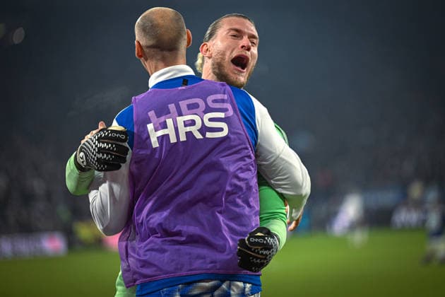 Germany, Football, 2 Bundesliga, Matchday 14, 2025 2026, FC Schalke 04 vs SC Paderborn 07, 28 11 2025, Veltins Arena, Gelsenkirchen, Germany, Goal celebration, Loris Karius FC Schalke 04, 1 celebrates the goal to 2 1 Copyright: xMarkusxVerwimpx