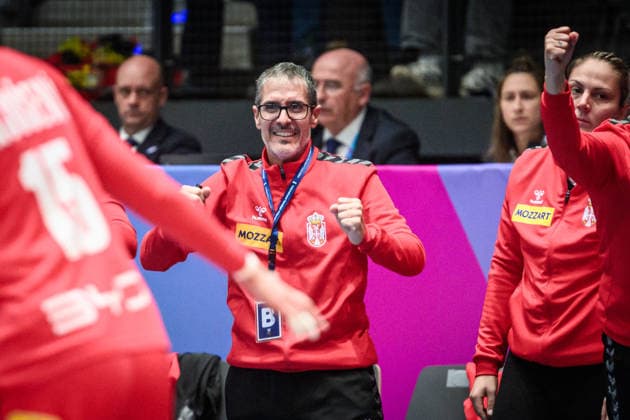 Jose Ignacio Prades Pons Serbia, Coach Cheers, joy, smiles GER, Serbia Iceland, Handball World Championship, Preliminary Round, Group C, 28 11 2025 GER, Serbia Iceland, Handball World Championship, Preliminary Round, Group C, 28 11 2025 Stuttgart Copyright: xSandyxDinkelackerx EP_SDR