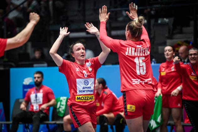 Katarina Krpez Slezak Serbia, 03 happy with Andela Janjusevic Serbia, 15 GER, Serbia Iceland, Handball World Championship, Preliminary Round, Group C, 28 11 2025 GER, Serbia Iceland, Handball World Championship, Preliminary Round, Group C, 28 11 2025 Stuttgart Copyright: xSandyxDinkelackerx EP_SDR