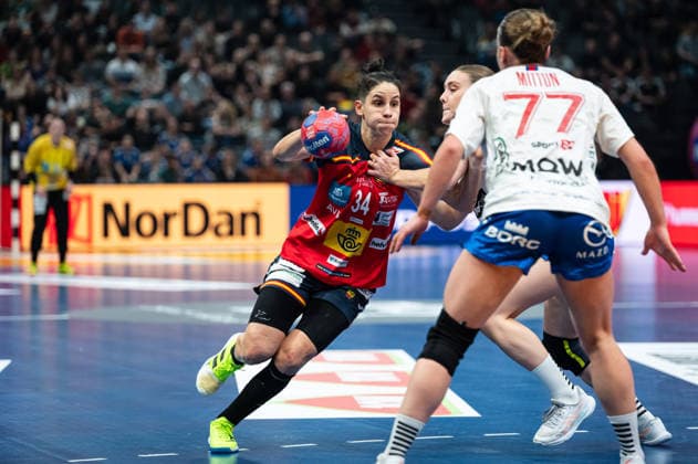 FERNANDEZ FRAGA Alicia (34 Spain) attempts a breakthrough during the IHF Women s Handball World Championship, WM, Weltmeisterschaft game between Spain and Faroe Islands at the SWT Arena in Trier, Germany Copyright: xMartinxPitschx xSPPx Sportspressphoto_SPR66778