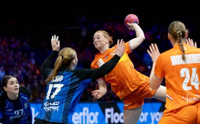 ROTTERDAM - Dione Housheer in action during the World Cup handball match in Group E between the Netherlands and Argentina at Ahoy Rotterdam. ANP IRIS VAN DEN BROEK xVIxANPxSportx xxANPxIVx 543318110 originalFilename: 543318110.jpg