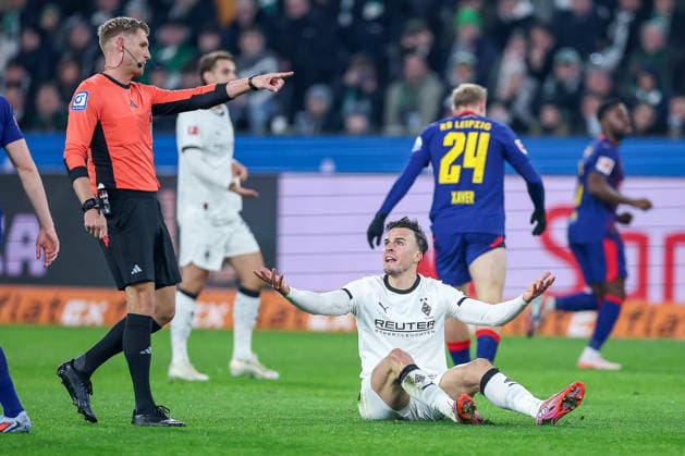28 10 2025, Football, Borussia Mönchengladbach RB Leipzig, 1 Soccer Bundesliga, Matchday 12, Borussia Park, Season 2025 2026 Haris Tabakovic Borussia Mönchengladbach 15 gesticulating on the pitch next to referee Timo Gerach DFB regulations prohibit any use of photographs as image sequences and or quasi video North Rhine-Westphalia Germany