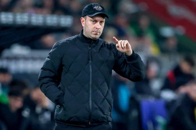 28 10 2025, Soccer, Borussia Mönchengladbach RB Leipzig, 1 Soccer Bundesliga, Matchday 12, Borussia Park, Season 2025 2026 Head coach Ole Werner RB Leipzig hc gesticulating on the sidelines DFB regulations prohibit any use of photographs as image sequences and or quasi video North Rhine-Westphalia Germany