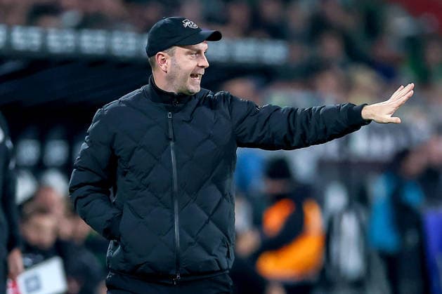 28 10 2025, Soccer, Borussia Mönchengladbach RB Leipzig, 1 Soccer Bundesliga, Matchday 12, Borussia Park, Season 2025 2026 Head coach Ole Werner RB Leipzig hc gesticulating on the sidelines DFB regulations prohibit any use of photographs as image sequences and or quasi video North Rhine-Westphalia Germany