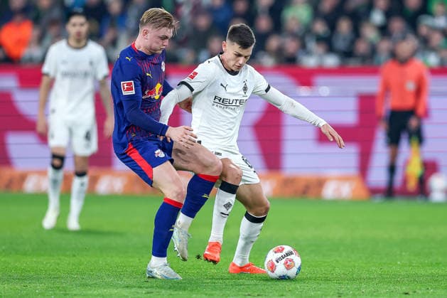 28 10 2025, Football, Borussia Mönchengladbach RB Leipzig, 1 Soccer Bundesliga, Matchday 12, Borussia Park, Season 2025 2026 Xaver Schlager RB Leipzig 24 in duel against Yannik Engelhardt Borussia Mönchengladbach 06 DFB regulations prohibit any use of photographs as image sequences and or quasi video Nordrhein Westfalen Germany