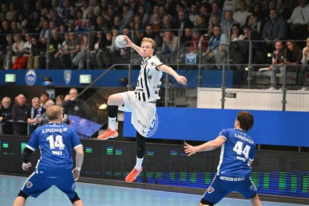 RECORD DATE NOT STATED Handball-Szene mit 14; THW Kiel, Moritz Ende (21; ThSV Eisenach) und Stephan Seitz (44; ThSV Eisenach) Spielszene: 14; THW Kiel, Moritz Ende (21; ThSV Eisenach) und Stephan Seitz (44; ThSV Eisenach) Copyright: xspeedshotx