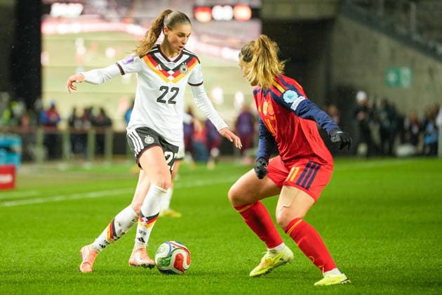 Fussball: UEFA Women s Nations League, Finalspiel 1, Deutschland - Spanien am 28.11.2025 in Kaiserslautern (Fritz-Walter-Stadion), Deutschland, Saison 2025 2026: Jule Brand (22, GER) im Zweikampf mit Alexia Putellas (11, ESP). Kaiserslautern Fritz-Walter-Stadion Deutschland Copyright: xChristophxKinzingerx