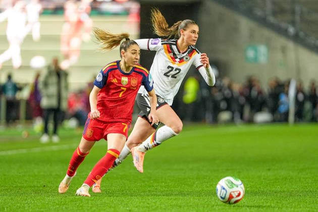 Fussball: UEFA Women s Nations League, Finalspiel 1, Deutschland - Spanien am 28.11.2025 in Kaiserslautern (Fritz-Walter-Stadion), Deutschland, Saison 2025 2026: Jule Brand (22, GER) im Laufduell mit Olga Carmona (7, ESP). Kaiserslautern Fritz-Walter-Stadion Deutschland Copyright: xChristophxKinzingerx