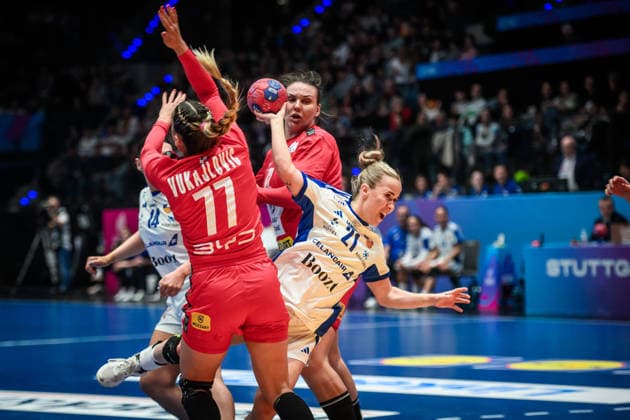 Sandra Erlingsdottir Iceland, 21 prevails against Aleksandra Vukajlovic Serbia, 77 , left and Dragana Cvijic Serbia, 72 , right GER, Serbia Iceland, Handball World Championship, Preliminary Round, Group C, 28 11 2025 GER, Serbia Iceland, Handball World Championship, Preliminary Round, Group C, 28 11 2025 Stuttgart Copyright: xSandyxDinkelackerx EP_SDR