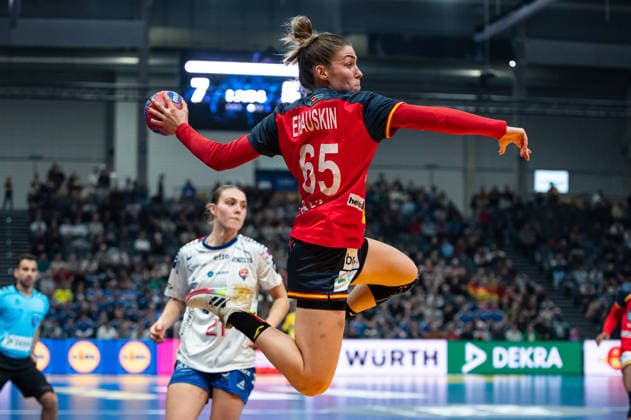 ERAUSKIN MARTINEZ Anne (65 Spain) takes a jump shot during the IHF Women s Handball World Championship, WM, Weltmeisterschaft game between Spain and Faroe Islands at the SWT Arena in Trier, Germany Copyright: xMartinxPitschx xSPPx Sportspressphoto_SPR66780