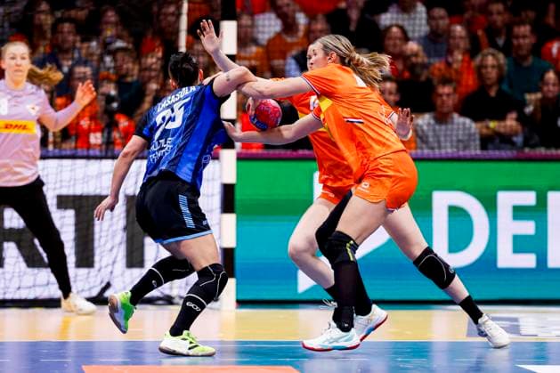 Micaela Joana Casasola of Argentina and Kelly Dulfer of the Netherlands battle for the ball Netherlands v Argentina, 27th IHF Women s Handball World Championship, WM, Weltmeisterschaft - Preliminary Round, Netherlands v Argentina, Ahoy, November 28, 2025, Rotterdam, Netherlands.