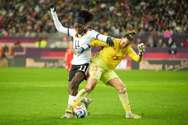 Football UEFA Women s Nations League, Final Match 1, Germany Spain on 28 11 2025 in Kaiserslautern Fritz Walter Stadion , Germany, Season 2025 2026 Penalty area scene between Cata Coll 13, ESP and Nicole Anyomi 11, GER Kaiserslautern Fritz Walter Stadion Germany Copyright: xChristophxKinzingerx