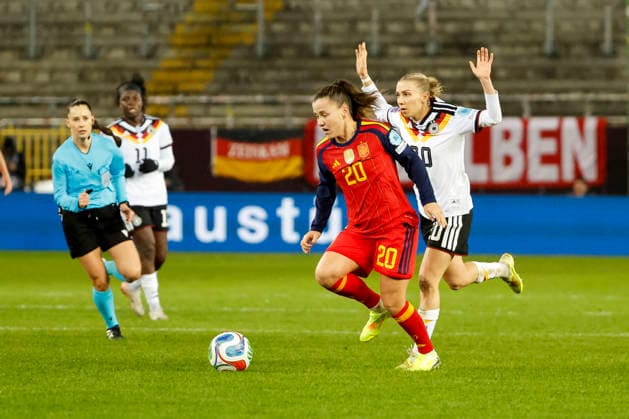 Elisa Senß, Senss Germany, 20 and Claudia Pina Spain, 20 in running duel , Soccer Women, UEFA Womens Nations League 2025, Final 1 match, Germany vs Spain, 28 11 2025, Fritz Walter Stadion, Kaiserslautern, Germany Kaiserslautern Fritz Walter Stadion Rheinland Pfalz Germany Copyright: xGrantxHubbsx