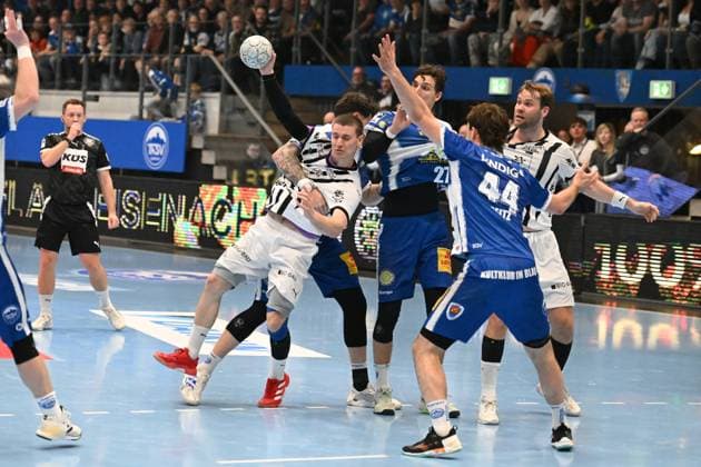 Handball scene with Petter Overby 11 THW Kiel , Elias Ellefsen a Skipagotu 71 THW Kiel and Philipp Meyer 27 ThSV Eisenach Game scene Petter Overby 11 THW Kiel , Elias Ellefsen a Skipagotu 71 THW Kiel and Philipp Meyer 27 ThSV Eisenach Copyright: xspeedshotx