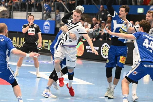 Handball scene with Petter Overby 11 THW Kiel , Elias Ellefsen a Skipagotu 71 THW Kiel and Philipp Meyer 27 ThSV Eisenach Game scene Petter Overby 11 THW Kiel , Elias Ellefsen a Skipagotu 71 THW Kiel and Philipp Meyer 27 ThSV Eisenach Copyright: xspeedshotx