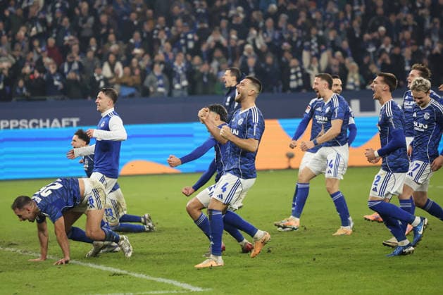 The players of FC Schalke 04 are happy about the victory in the match of the 2 Bundesliga season 2025 26 FC Schalke 04 SC Paderborn 07 Copyright Thomas Pakusch Copyright: Thomas Pakusch