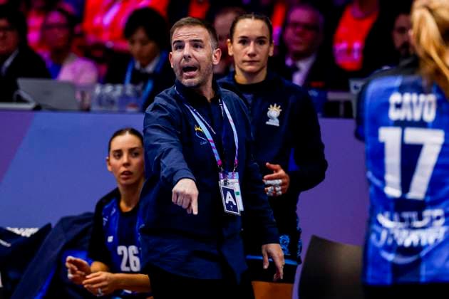 head coach Mariano Martin Munoz of Argentina looks on Netherlands v Argentina, 27th IHF Women s Handball World Championship, WM, Weltmeisterschaft - Preliminary Round, Netherlands v Argentina, Ahoy, November 28, 2025, Rotterdam, Netherlands.