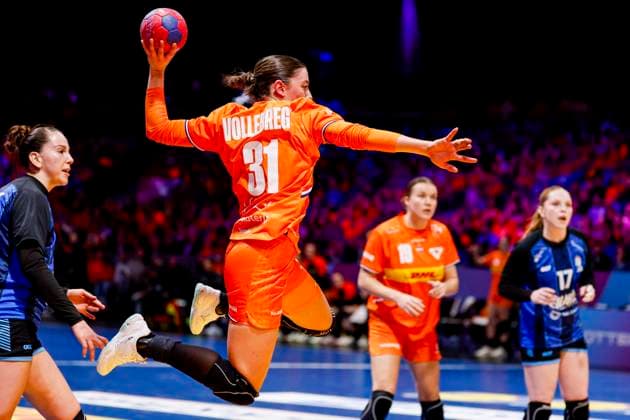 Kelly Vollebregt of the Netherlands throw the ball Netherlands v Argentina, 27th IHF Women s Handball World Championship, WM, Weltmeisterschaft - Preliminary Round, Netherlands v Argentina, Ahoy, November 28, 2025, Rotterdam, Netherlands.