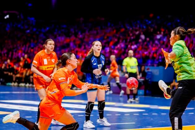 Kelly Vollebregt of the Netherlands throw the ball Netherlands v Argentina, 27th IHF Women s Handball World Championship, WM, Weltmeisterschaft - Preliminary Round, Netherlands v Argentina, Ahoy, November 28, 2025, Rotterdam, Netherlands.