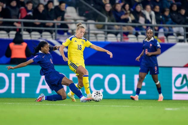 251128 Melvine Malard of France and Filippa Angeldahl of Sweden during the Women s Nations League bronze medal football match between France and Sweden on November 28, 2025 in Reims Photo Ludvig Thunman BILDBYRAN code LT LT0755 fotboll football soccer fotball nations league uefa womens nations league frankrike sverige sweden dam bbeng  Copyright: LUDVIGxTHUNMAN BB251128LT027