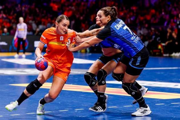 Larissa Nusser of the Netherlands and Martina Lang of Argentina battle for the ball Netherlands v Argentina, 27th IHF Women s Handball World Championship, WM, Weltmeisterschaft - Preliminary Round, Netherlands v Argentina, Ahoy, November 28, 2025, Rotterdam, Netherlands.
