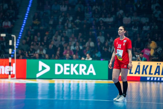 Handball I Women I World Championship I Preliminary round I 2 Matchday I Serbia Iceland I 28 11 2025 Jovana Skrobic 24, Serbia in front of DEKRA advertising banner Stuttgart Porsche Arena Baden Württemberg Germany Copyright: xLobeca MaxxPetershansx