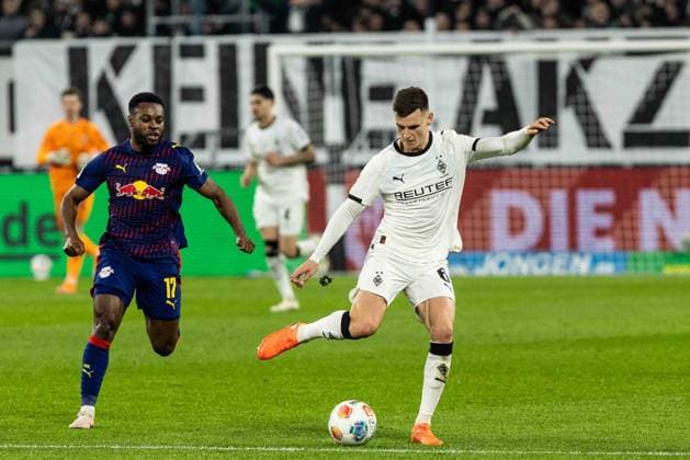 1 Bundesliga Borussia Mönchengladbach RB Leipzig 28 11 2025 Ridle Baku RB Leipzig, 17 , Yannik Engelhardt Borussia Mönchengladbach, 6 1 Bundesliga Borussia Mönchengladbach RB Leipzig Borussia Park, Mönchengladbach 28 11 2025 DFL regulations prohibit any use of photographs as image sequences and or quasi video Copyright: xBEAUTIFULxSPORTS Buriakovx