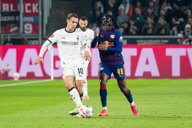 28 11 2025, Soccer 1 Bundesliga, Season 2025 2026, Matchday 12, Borussia Moenchengladbach RB Leipzig at Borussia Park in Moenchengladbach duel between Florian Neuhaus Borussia Moenchengladbach, 10 and Yan Diomonde RB Leipzig, 49 Important note In accordance with the regulations of the DFL German Football League and the DFB German Football Association, it is prohibited to utilize or have utilized photographs taken in the stadium and or of the match in the form of sequential images and or video-like photo series Foto Kirchner Media Thomas Haesler Copyright: xKirchner-Media ThomasxHaeslerx