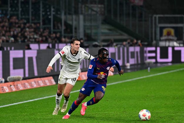 28 11 2025 Moenchengladbach Football, Men, Season 2025 2026, Borussia Moenchengladbach vs RB Leipzig Yan Diomande Leipzig, re enteilt Florian Neuhaus Gladbach, li DFL regulations prohibit any use of photographs as image sequences and or quasi video Borussia Park NRW Germany