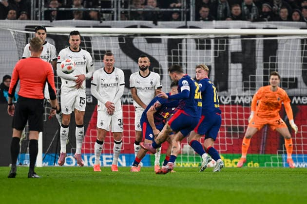 Free kick Goal chance David Raum Leipzig 22 28 11 2025 Soccer Borussia Moenchengladbach vs RB Leipzig, Borussia Park, Moenchengladbach, DFB DFL REGULATIONS PROHIBIT ANY USE OF PHOTOGRAPHS AS IMAGE SEQUENCES AND OR QUASI VIDEO Copyright: xpepphotox xHorstxMauelshagenx pep00321, pep_20251128_hm_210271