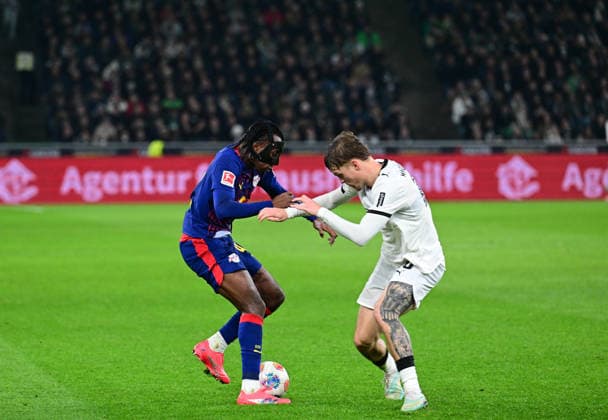 28 11 2025 Moenchengladbach Football, Men, Season 2025 2026, Borussia Moenchengladbach vs RB Leipzig duel between v li Yan Diomande Leipzig , Luca Netz Gladbach DFL regulations prohibit any use of photographs as image sequences and or quasi video Borussia Park NRW Germany